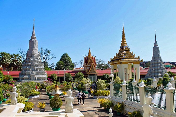 MotoGirl - Day Tour - National Museum in 45 minutes: from prehistoric times to the Khmer Empire