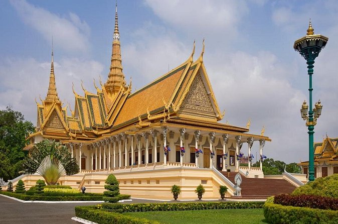 MotoGirl - Day Tour - Wat Phnom: tallest religious structure in the city, built in 1373