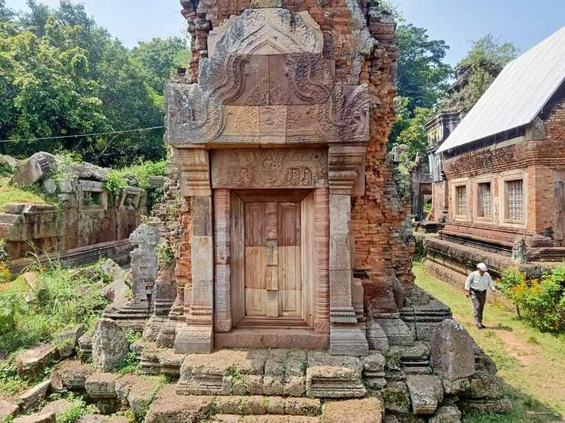 One Day Trip to Phnom Da, Ta Prohm Bati, Neang Khmao & Chiso - Ta Prohm Bati (Tonle Bati): the sanctuary layout and the tree effect