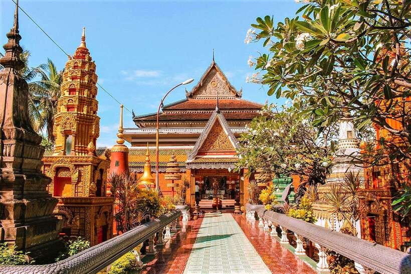 Oudong Mountain & Phnom Penh Full Day Private Tour - Independence Monument and Sihanouk Norodom statue: learning the city’s public memory