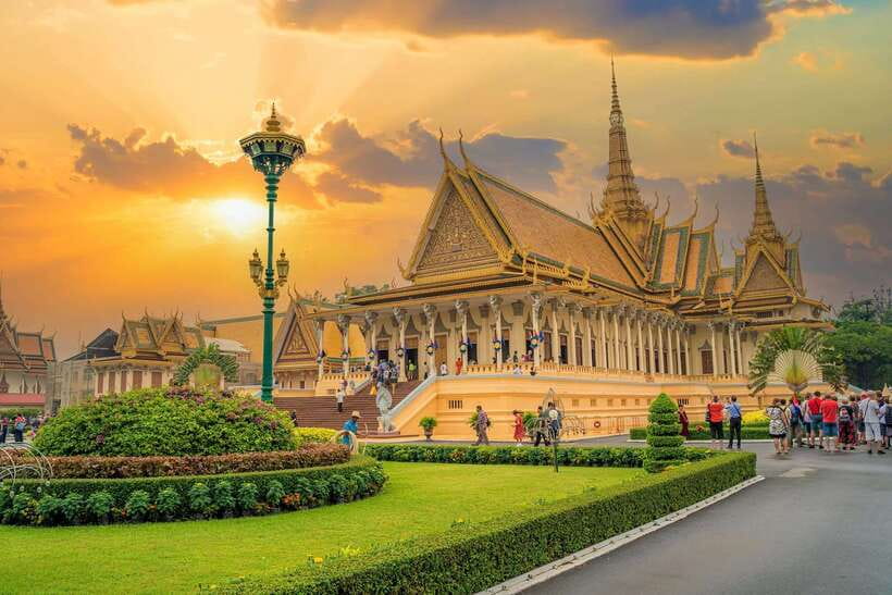 Oudong Mountain & Phnom Penh Full Day Private Tour - Royal Palace, Phnom Penh: start strong and get your bearings
