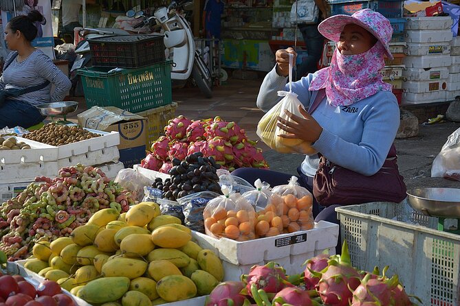 Phnom Pehn City Must See Highlight Guided Tour - Saint 368: neighborhood pause for cold drinks and lunch