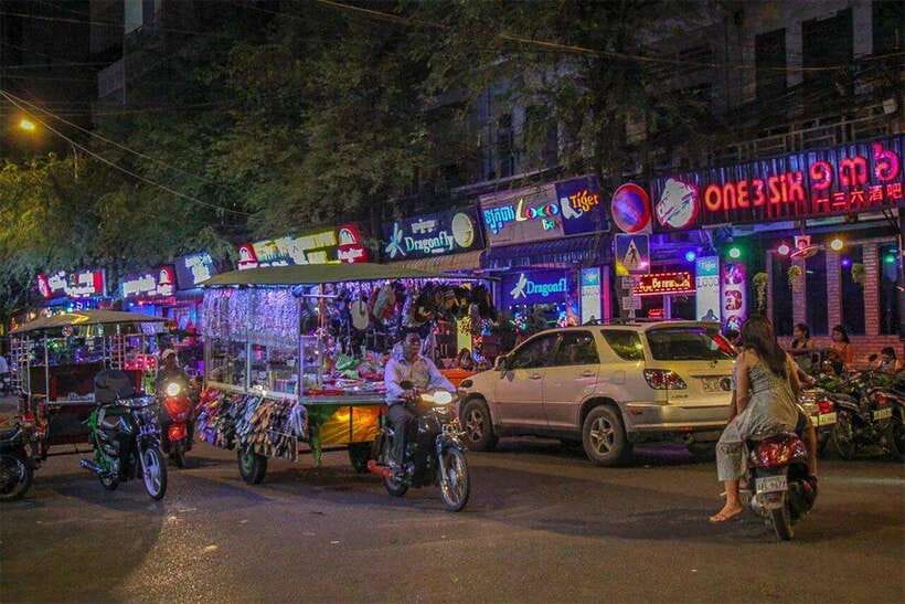 Phnom Penh: 9 Exciting Spots Evening Tuk-Tuk Tour - Why a Phnom Penh evening tuk-tuk beats doing it solo