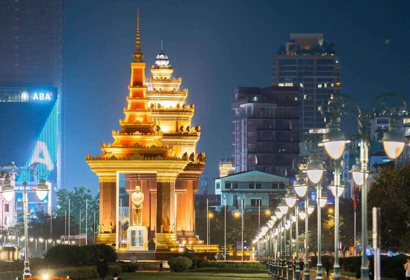 Phnom Penh: 9 Exciting Spots Evening Tuk-Tuk Tour - Independence Monument after dark: the classic first stop