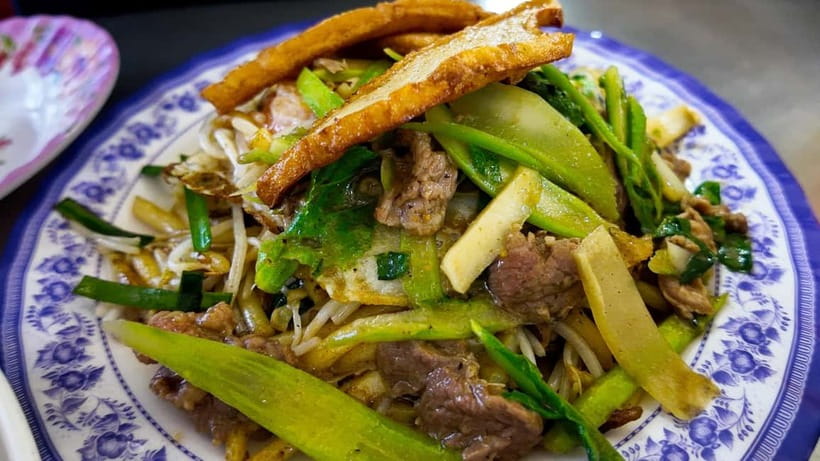 Phnom Penh: Authentic Walking Food Tour with Local Guide - The route: quiet neighborhood eating with a Royal Palace Park pause