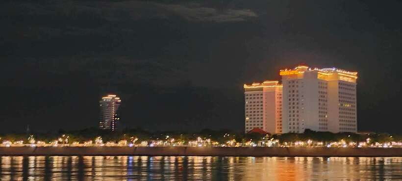 Phnom Penh: City Sights Evening or Half day Tour by Tuk Tuk - Royal Palace: Outside in the Evening, Inside in the Day Tour