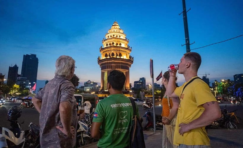 Phnom Penh: Evening City Tour by Tuk Tuk with 1 Dinner - Key highlights to look for