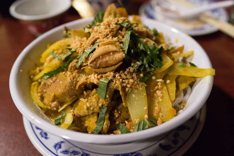 Phnom Penh: Evening Food Tour with Drinks & Tuk Tuk Included - Backstreet Bar and cold beer: the night’s reset button