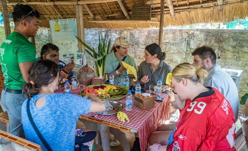 Phnom Penh Haft Day Tour to Silk Island by Tuk Tuk - Silk Island Stops: Market, Temple, Crafts, and Everyday Life