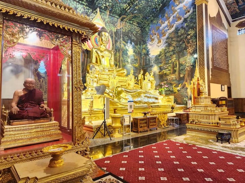 Phnom Penh: Highlights Tour Including S21 and Killing Fields - Royal Palace area, parks, and monuments you can spot from far away