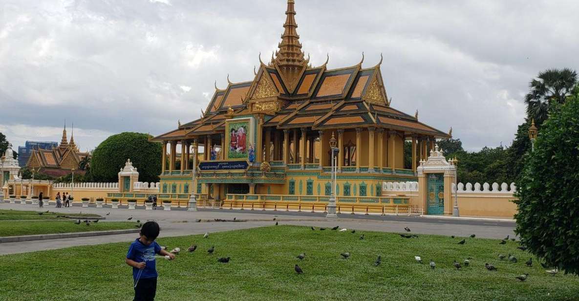 Phnom Penh Highlights Tour with Killing Fields & S-21 Prison - Khmer food break: a human pause between two realities