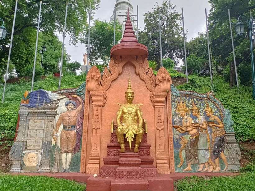 Phnom Penh Historical Sites Tour by Tuk Tuk - Independence Monument: A Photo Stop That Still Has a Story