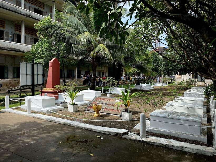 Phnom Penh: Killing Fields and Prison S21 Bus Tour - From central pickup to S21: a smooth start in a chaotic city