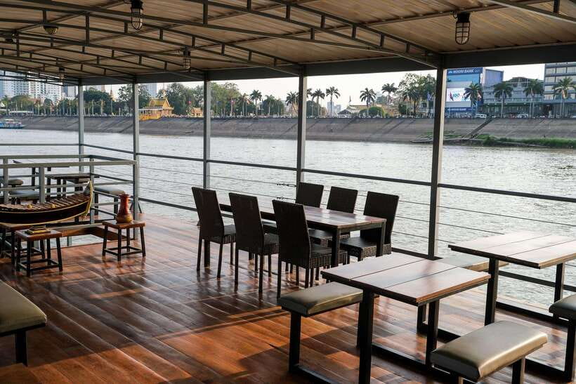 Phnom Penh: Mekong Sunset Dinner Cruise with Live Music - The onboard dinner: what all-you-can-eat really means here