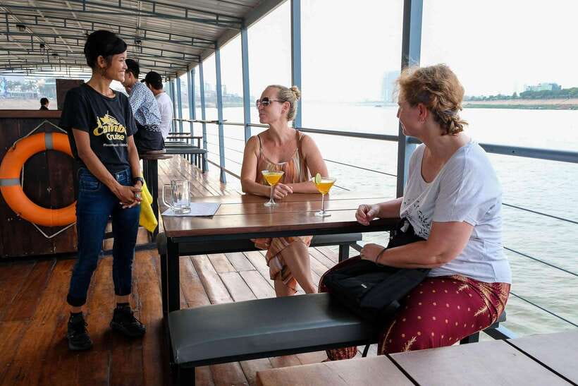 Phnom Penh: Mekong Sunset Dinner Cruise with Live Music - Getting to the boat: meeting point and pickup reality check
