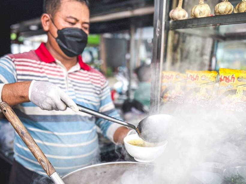 Phnom Penh: Morning Market & Guided Breakfast Tour by Tuktuk - Stop 1: Coffee & noodles that locals return to