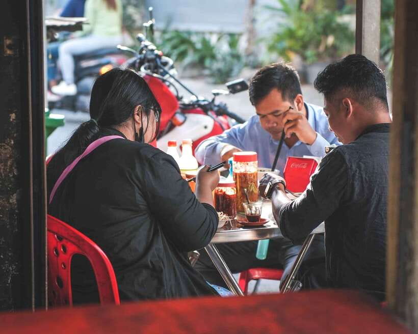 Phnom Penh: Morning Market & Guided Breakfast Tour by Tuktuk - Stop 5: Extra bites between the big stops