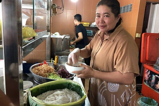 Phnom Penh Night City Highlights & Local Food tour by Tuktuk - Key highlights to look forward to