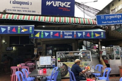 Phnom Penh Night City Highlights & Local Food tour by Tuktuk - Royal Palace lights: the 30-minute photo window you’ll want to use well