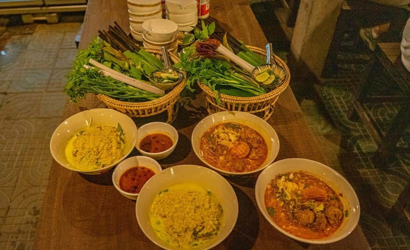 Phnom Penh: Night Foodie Tour by Tuk Tuk with Drinks - Meeting at 6:00 pm: Pickup and the Tuk-Tuk Rhythm