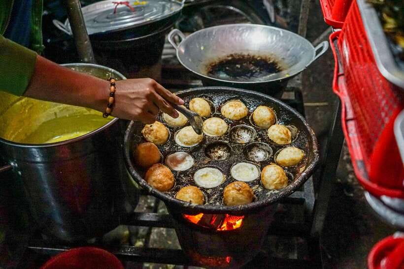 Phnom Penh Night Foodie Vespa Tour / Tuk Tuk Available - Wat Botum Park stop: the warm-up that sets expectations
