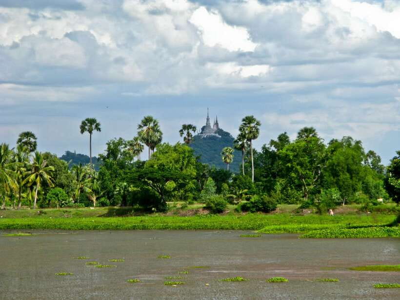 Phnom Penh: Phnom Oudong & Koh Chen Village - Lunch include - Phnom Oudong royal tombs and war memorials: what you’re seeing