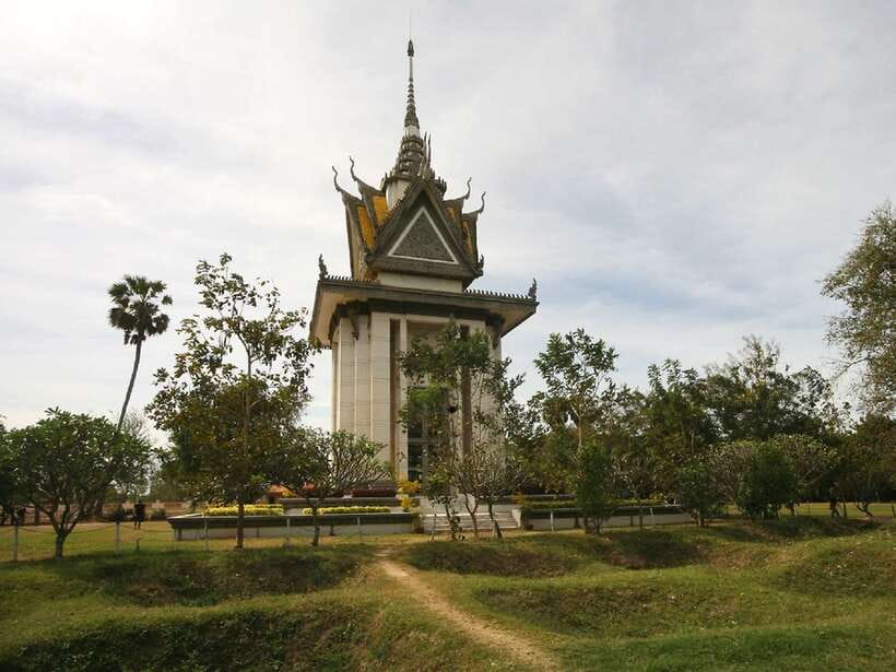 Phnom Penh private tour Tuol Sleng & Choeng Ek Killing Field - Choeung Ek Killing Fields: walking above a mass tragedy