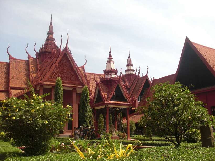 Phnom Penh: Private Walking Tour with a Local - Phnom Penh through a Lokafyer, not a scripted guide