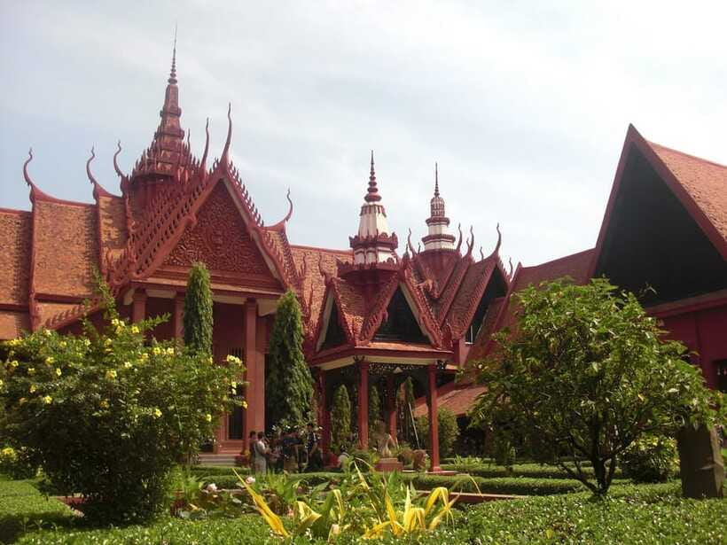 Phnom Penh: Private Walking Tour with a Local - Meeting point near New Pho Paris and how pickup works in the city center