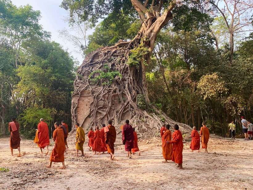 Phnom Penh - Siem Reap Road Transfer Plus Sightseeing - Transportation comfort: AC, clean cars, and “safe-driver” vibes