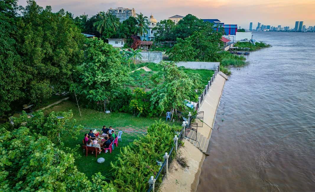Phnom Penh: Silk Island Sunset by Tuk Tuk with food & drinks - Buddhist Temple Visits: The Meaning Behind the Stops