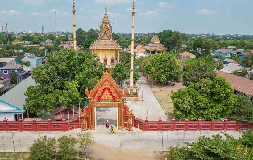 Phnom Penh Silk Island Sunset Vespa Tour / Tuk Tuk Available - Silk weaving with local families: from tradition to threads