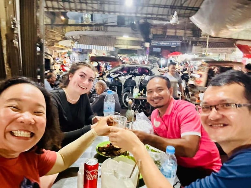 Phnom Penh: Street Art and Food Tour with Pickup and Beer - A four-and-a-half-hour route that links murals to meals