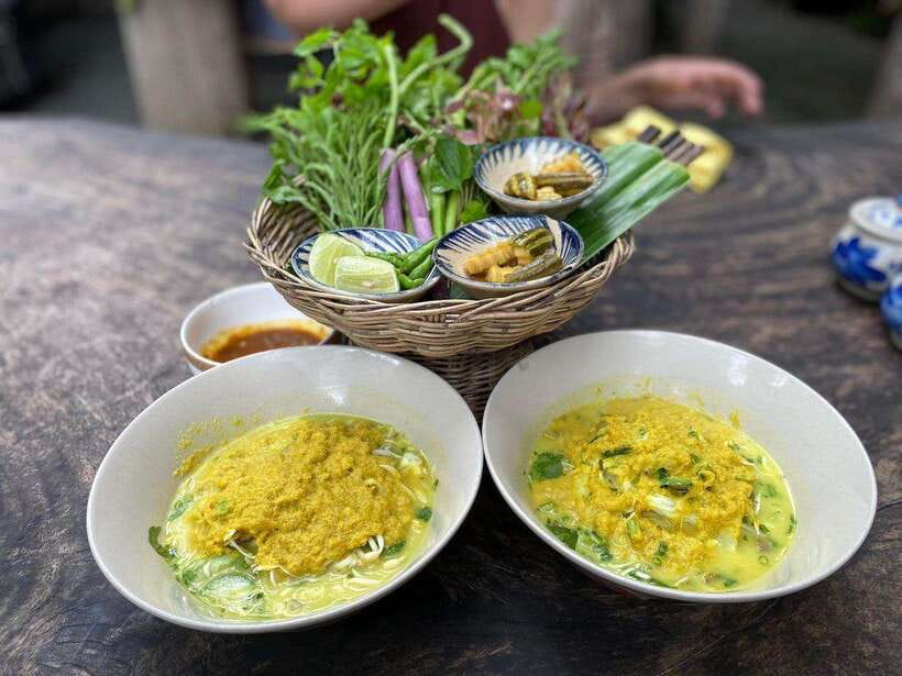 Phnom Penh: Street Art & Food Tour by Tuk-Tuk - Wat Botum Park lunch: banh chaev and the coffee finale
