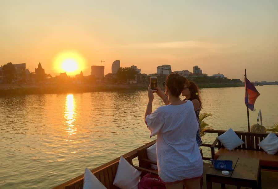 Phnom Penh: Sunset Cruise with Unlimited Beer &Fruit platter - Timing: Why 90 Minutes Is Perfect for Phnom Penh Evenings