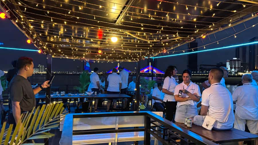 Phnom Penh: Sunset Dinner Cruise with English Speaking Guide - Boarding at 5 PM: how to avoid a stressful start