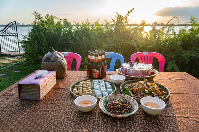 Phnom Penh to Silk Island Sunset Bike Tour/ E-Bike or Tuk Tuk - Stop 1: Mongkol Serey Temple, a quick Golden Temple moment