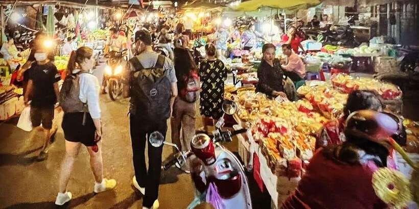 Phnom Penh's Ultimate Street Food Tour by Tuk Tuk - Botumvatey Pagoda stop: snacks with cultural context