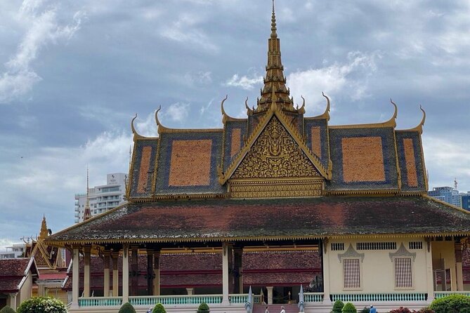 Private Phnom Penh Tour: Royal Palace & Killing Fields - Central Market’s Art Deco Dome: Where Browsing Feels Easy