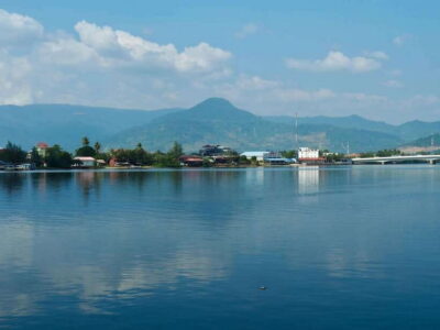 Small Group: One Day Phnom Penh to Kampot, Kep include lunch - Phnom Penh Pickup and the Ride Toward Kampot