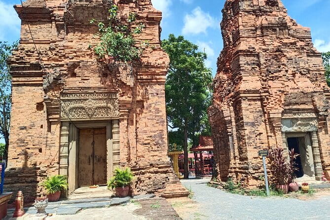 Two Day Tour, Taxi Phnom Penh to Siem Reap, Angkor Visit & Return - Day 2 Angkor Wat sunrise and the temple circuit with an English guide