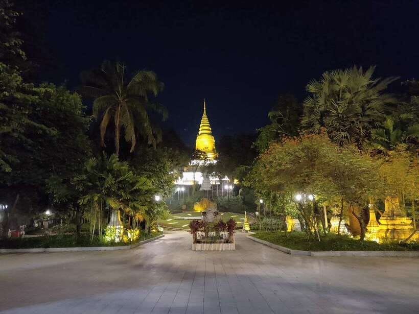 Visiting 9 Places in 3 hours Share Tour by Tuk-Tuk - Phnom Penh’s Night Lights Work Better Than You Think